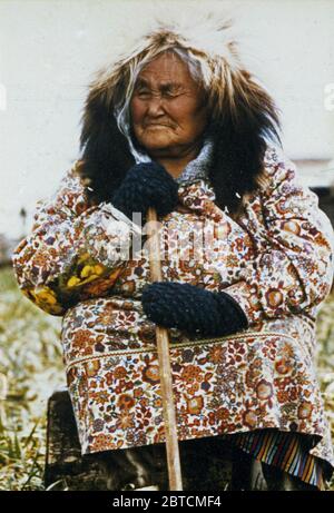 Personnes âgées dame esquimaude traditionnelle en parka carcajou ruff Juin 1973 Banque D'Images