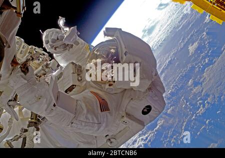 L'astronaute Steve Bowen, spécialiste de mission STS-126, participe à la mission prévue de la troisième sortie dans le bâtiment et l'entretien de la Station spatiale internationale. 6 heures, 57 minutes sortie dans Banque D'Images