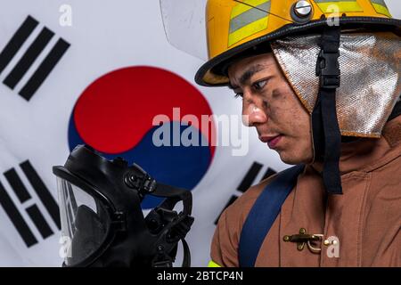 Portrait asiatique de pompier masculin et féminin, jeune pompier souriant en uniforme 488 Banque D'Images