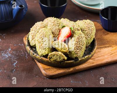 Biscuits matcha madeleine avec glaçage au chocolat Banque D'Images