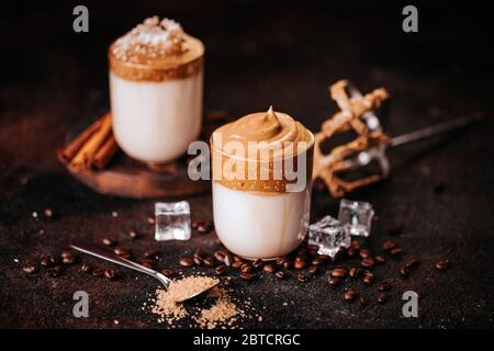 La vie de café de Dalgona crémeux et corean avec des grains de café Banque D'Images