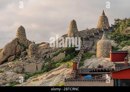 Busan, Corée du Sud - 22 mai 2020 : Haedong Yonggungsa, le plus beau temple de Corée, est situé sur un rivage rocheux au nord de Busan. Banque D'Images