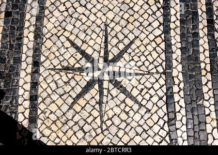 Mosaïque portugaise avec un motif représentant une étoile de compas à Coimbra, Portugal Banque D'Images