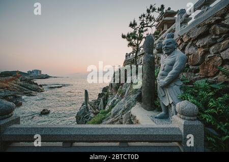 Busan, Corée du Sud - 22 mai 2020 : Haedong Yonggungsa, le plus beau temple de Corée, est situé sur un rivage rocheux au nord de Busan. Banque D'Images