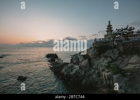 Busan, Corée du Sud - 22 mai 2020 : Haedong Yonggungsa, le plus beau temple de Corée, est situé sur un rivage rocheux au nord de Busan. Banque D'Images