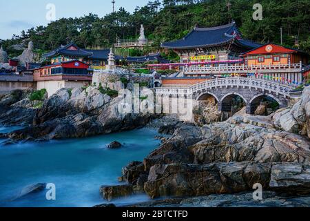 Busan, Corée du Sud - 22 mai 2020 : Haedong Yonggungsa, le plus beau temple de Corée, est situé sur un rivage rocheux au nord de Busan. Banque D'Images