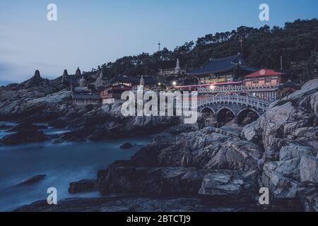 Busan, Corée du Sud - 22 mai 2020 : Haedong Yonggungsa, le plus beau temple de Corée, est situé sur un rivage rocheux au nord de Busan. Banque D'Images