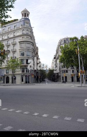 Diagonal avenue et Calvet Street se vident en raison de l'état d'alarme dû au confinement de Covid -19 Banque D'Images