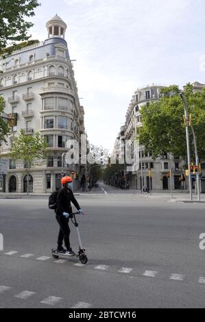 Diagonal avenue et Calvet Street se vident en raison de l'état d'alarme dû au confinement de Covid -19 Banque D'Images