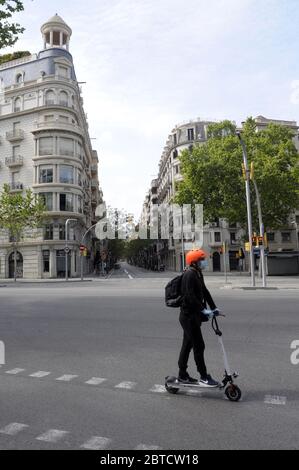 Diagonal avenue et Calvet Street se vident en raison de l'état d'alarme dû au confinement de Covid -19 Banque D'Images