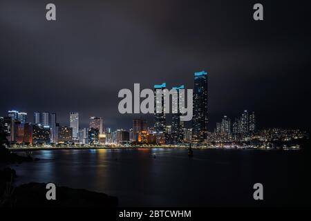 Busan, Corée du Sud - 21 mai 2020 : avec la ville qui s'exécute jusqu'à l'océan et de nombreux ponts et gratte-ciels éclairés, Busan offre beaucoup de Banque D'Images