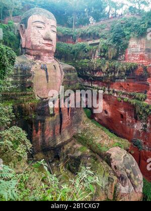 Le Bouddha géant de Leshan est une statue de pierre de 71 mètres de haut, sculptée sur une falaise de grès rouge crétacé à Leshan, Sichuan, Chine. Banque D'Images