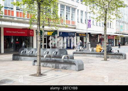 Sheffield UK – 30 2020 avril : quelques acheteurs se trouvent à distance entre les magasins fermés et les entreprises essentielles de Sheffield pendant le coronavirus Banque D'Images