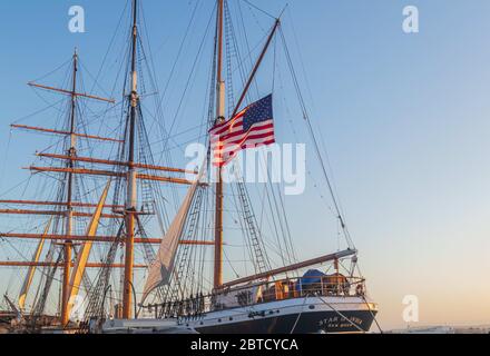 24 mai 2020, San Diego, CA, États-Unis: The Star of India (à gauche) porte un drapeau américain et le navire de l'hôpital USNS Mercy (à droite) dans le centre-ville pendant le week-end du Memorial Day à San Diego, CA le dimanche 24 mai 2020. L'USNS Mercy est retourné à San Diego après avoir été stationnée à Los Angeles depuis la mi-mars. (Image crédit : © Rishi Deka/ZUMA Wire) Banque D'Images