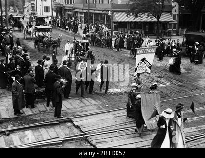 Cérémonie et défilé au suffrage à Mineola, long Island, New York, 24 mai 1913. Le défilé est passé de Mineola à Hempstead Banque D'Images