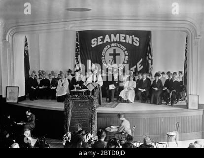 TITANIC Tablet dévoilée - Institut de marins, Bishop Greer parlant CA. 1912-1915 Banque D'Images