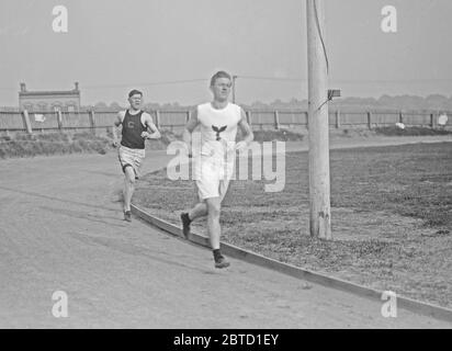 Jim Thorpe, athlète indien américain (1888-1953), avec un autre homme, peut-être McLaughlin, en piste au parc celtique de Queens, New York Banque D'Images