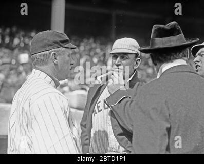 John McGraw (New York NL) à gauche, parlant à Jake Stahl (Boston al) avant un match de la série mondiale de 1912 au Polo Grounds, NY, octobre 1912 Banque D'Images