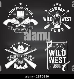 Ensemble de badges de club de cow-boy sur le tableau noir. Ouest sauvage. Vecteur. Concept pour chemise, logo, imprimé, timbre, tee-shirt avec cowboy et fusil de chasse. Motif typographique vintage avec silhouette de carabine sauvage de l'ouest et de l'ouest. Illustration de Vecteur