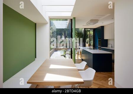 Coin salle à manger avec filtre de lumière. Long House, Londres, Royaume-Uni. Architecte: Studio R2 , 2018. Banque D'Images