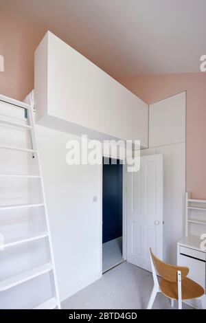 Chambre simple avec lit surélevé. Long House, Londres, Royaume-Uni. Architecte: Studio R2 , 2018. Banque D'Images