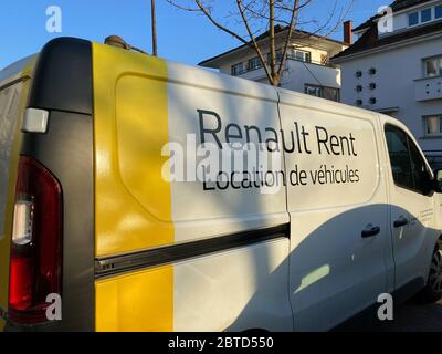 Paris, France - 8 février 2020 : vue arrière du minibus blanc Renault Rent stationné sur la rue française Banque D'Images