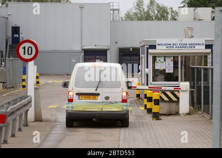 Groenlo, pays-Bas. 25 mai 2020. Un véhicule est stationné à une entrée des locaux du fabricant alimentaire Vion à Groenlo, aux pays-Bas. Dans un abattoir hollandais de Groenlo, non loin de la frontière allemande, 147 employés ont été testés positifs pour le virus corona. Selon un rapport publié dans le journal local 'de Gelderlander', 79 des personnes infectées vivent en Allemagne et 68 aux pays-Bas. Crédit : David Young/dpa/Alay Live News Banque D'Images