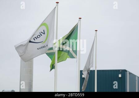 Groenlo, pays-Bas. 25 mai 2020. Des drapeaux sont en cours d'agitant à l'entrée des locaux du fabricant alimentaire Vion à Groenlo, aux pays-Bas. Dans un abattoir hollandais de Groenlo, non loin de la frontière allemande, 147 employés ont été testés positifs pour le coronavirus. Selon un rapport publié dans le journal local 'de Gelderlander', 79 des personnes infectées vivent en Allemagne et 68 aux pays-Bas. Crédit : David Young/dpa/Alay Live News Banque D'Images