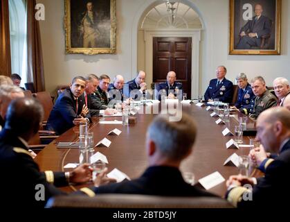 Le président Obama se réunit avec les commandants de combat dans la salle du Cabinet, 3/24/09. Banque D'Images