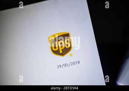 Paris, France - 15 novembre 2019 : logotype UPS United Parcel Service imprimé sur papier blanc avec la date du 29 mai 2019 : Banque D'Images