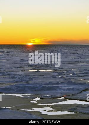 Le soleil plonge sous l'horizon du 1er septembre, 2009. Banque D'Images