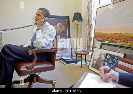 Le président Barack Obama prend un appel téléphonique dans son étude sur le Bureau Ovale 2/3/09. Banque D'Images