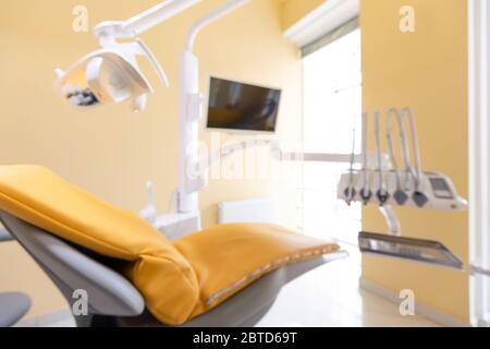 Chaise floue pour les patients dans la salle de dentisterie, écran TV Banque D'Images