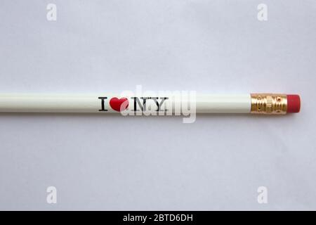 BELGRADE, SERBIE - 28 AVRIL 2020 : J'aime le logo NY sur un crayon. Ce logo est la base d'une campagne publicitaire utilisée depuis 1977 pour promouvoir le tourisme dans la St Banque D'Images