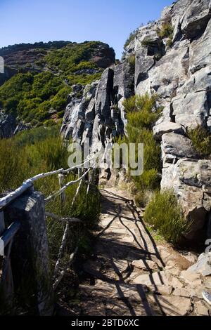 Vue sur le pic de montagne Pico do Arieiro sur l'île de Madère, Portugal Banque D'Images