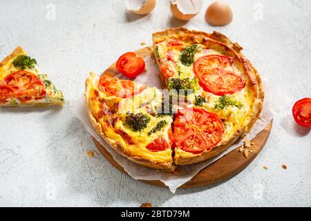 Tarte au brocoli ou quiche lorraine maison, savoureuse et ouverte Banque D'Images