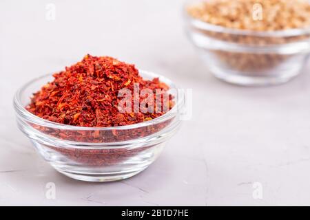 Harissa et coriandre marocaines dans des assiettes en verre Banque D'Images