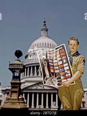 Organisation des Nations Unies pour lutter pour la liberté : boy-scout en face de Capitol. Ils aident à fournir des affiches pour participer à l'effort de guerre - 1943 Banque D'Images