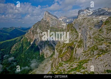 Ces sommets élevés des Picos de Europa sont au-dessus de Fuente D, Cantabrie, Espagne. Banque D'Images