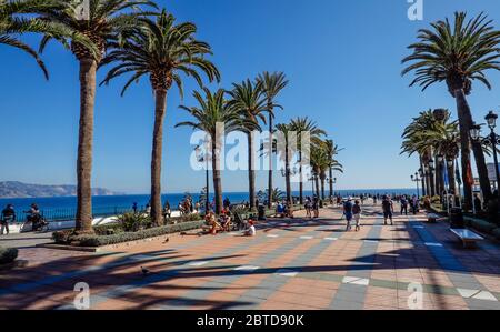 Nerja, province de Malaga, Costa del sol, Andalousie, Espagne - terrasse panoramique balcon de Europa dans la station balnéaire de Nerja à la mer Méditerranée. Ne Banque D'Images