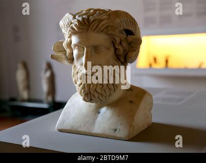 Herm de Zeus Ammon, tête en marbre d'Herculanum. 1er siècle après J.-C. Dieu Egiptien. Musée national d'archéologie de Naples, Italie. Banque D'Images