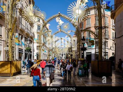 Malaga, Andalousie, Espagne - scène de rue dans la vieille ville, zone piétonne marques de Larios. Malaga, Andalousie, Espagnol - Strassenszene in der Altstad Banque D'Images