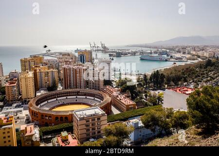 Malaga, Andalousie, Espagne - vue d'ensemble de la ville avec l'arène de corrida et le nouveau quartier du port avec la promenade chic du port Muelle Uno. Malaga, Banque D'Images