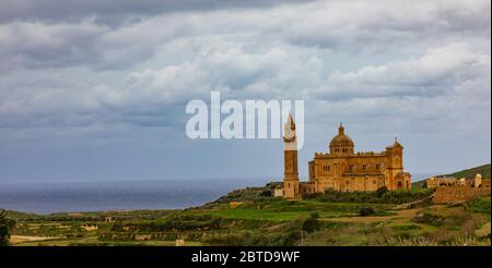 Panorama de l'église Ta'Pinu sur la côte de Gozo (Malte) Banque D'Images