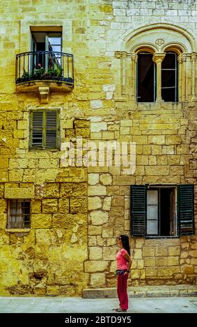 Les femmes voyagent dans la rue médiévale de Mdina à Malte Banque D'Images