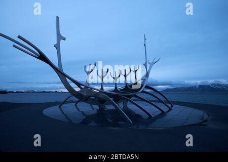 REYKJAVIK, ISLANDE - 8 AVRIL 2016 : monument de Solfar ou Sun Voyager à Reykjavik, Islande Banque D'Images