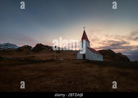 Le paysage autour de Vik, UNE petite ville dans le sud de l'Islande avec une célèbre église de Vik Banque D'Images