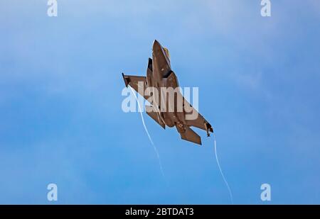 Un chasseur à réaction Lockheed Martin F-35A Lightning II monte alors qu'il décolle pendant l'entraînement de la base aérienne de Hill à Layton, Utah, États-Unis. Banque D'Images