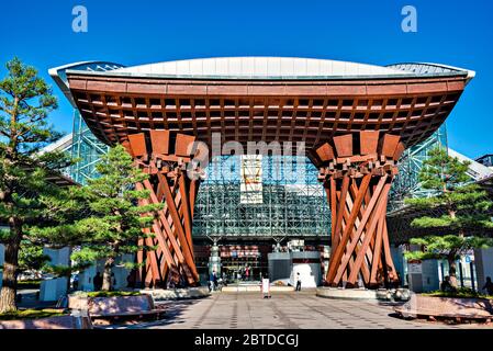 La porte TSUZUMI ('drum') à l'entrée est de la gare JR Kanazawa, Ishikawa, Japon Banque D'Images