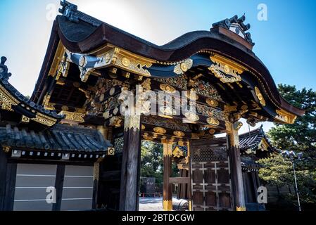 Porte de Karamon dans le palais de Ninomaru, château de Nijo, Kyoto, Japon Banque D'Images